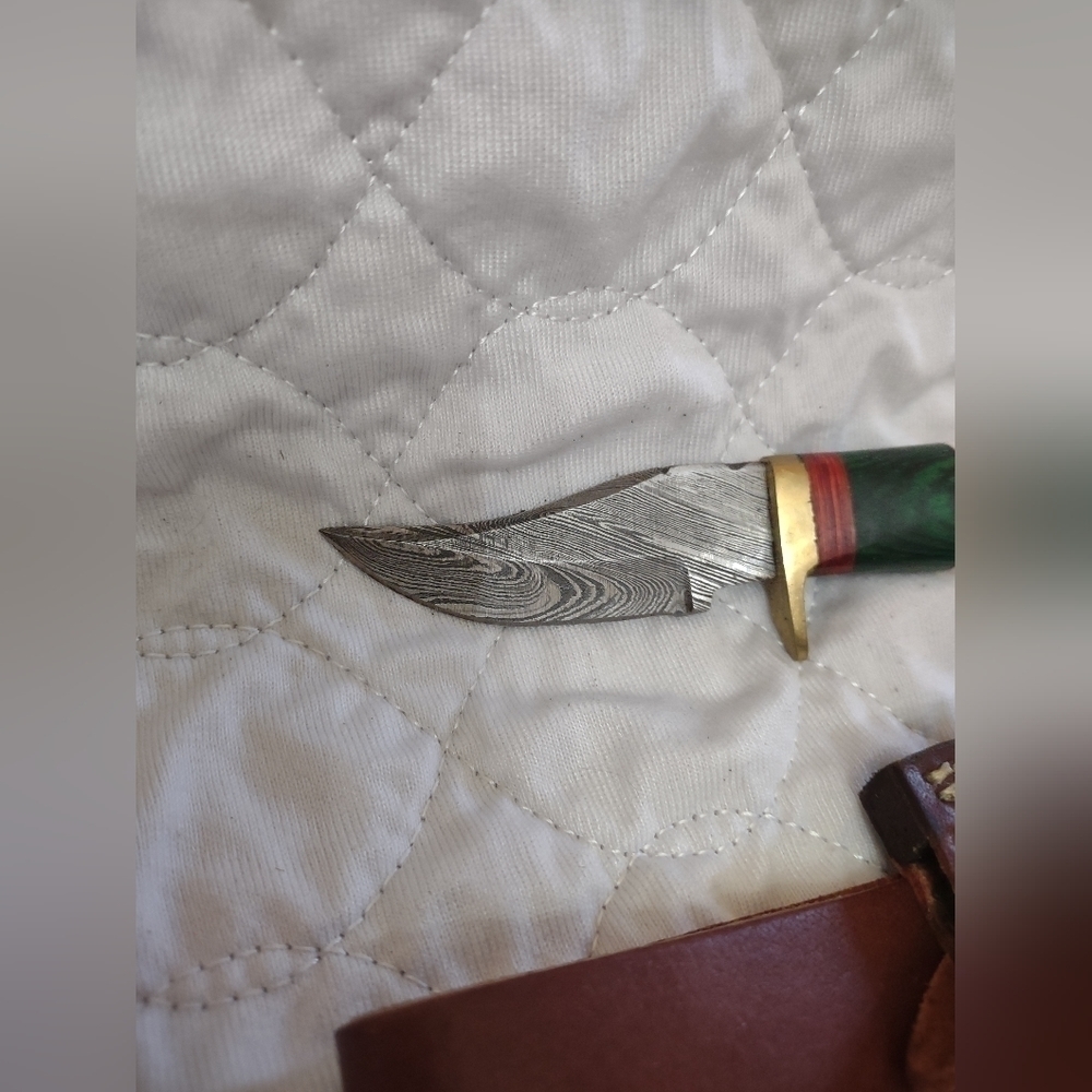 Damascus steel blade men's hunting knife with sheath green and white - Picture 3 of 7
